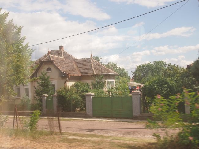 あれ？　停まった？　これ駅？　と思っていると　すぐに発車・・・カメラに写り込んだ　駅舎名を見て　愕然！！！！