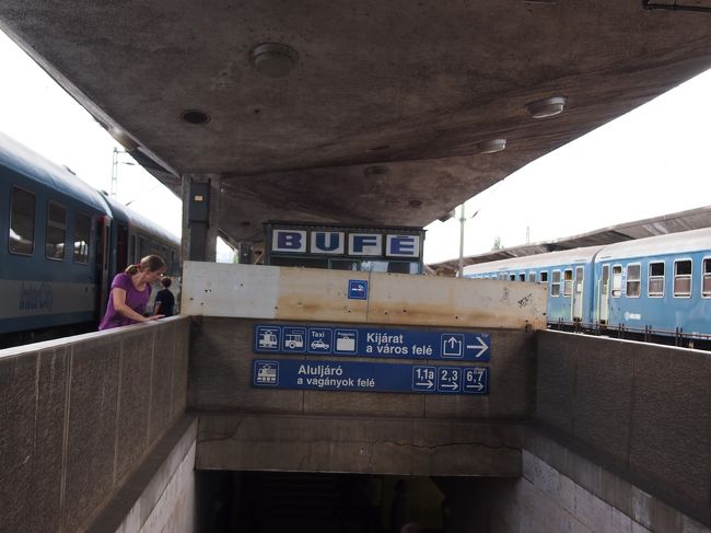 で　おとなしく４０分。　ミシュコルツ到着　ダッシュで窓口へ。<br /><br />窓口のガラスに　往路のチケットを全部並べ　乗り越した事を説明。<br />係の女性は　やはりハンガリー語でエゲルへの行き方を　説明してくれますが　理解不能。<br /><br />窓口女性は　乗り換える列車の　時刻を紙に書き込んで　１０分後の１６：００の　ブゼザボニー行きに乗りなさいと　渡してくれました。<br /><br />