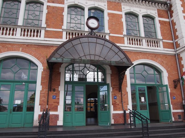 可愛い　ミシュコルツの　駅舎です。