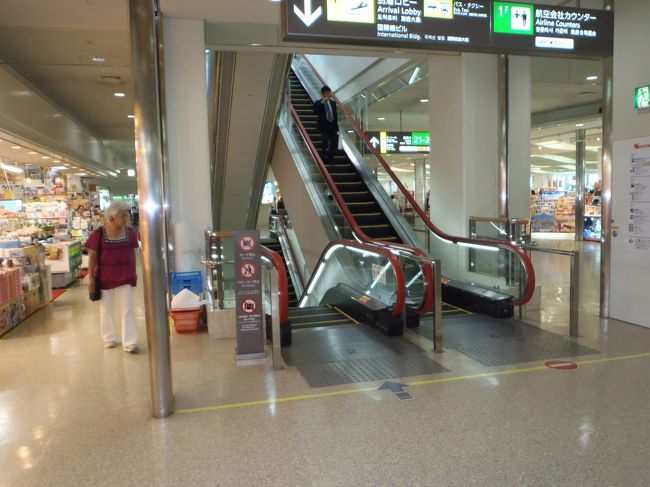 那覇のＢ搭乗ゲートの前のエレベーター。ここがどうしたかっていうと個人的に思い出の場所♪<br />2006年（もう6年前！）コンサートの遠征で沖縄から帰る時、このエレベーターからどこからどうみても、無防備のオジが降りてきた！！！　人生最大の大接近の思い出の場所（笑）