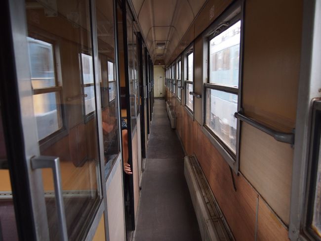 通路から　カメラを構えて　車外の景色を写します。