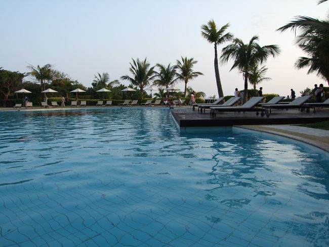 ホテルのプールサイド。