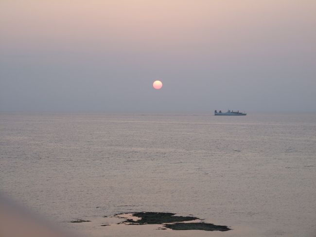 客室から見た夕日と船。