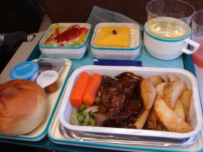 機内食。和食・洋食を選べます。これは洋食で、ステーキ風なのかな？<br />味はいたって普通。<br /><br />到着も予定時刻でしたが、スーツケース出てくるのが遅く、40分は待たされました。