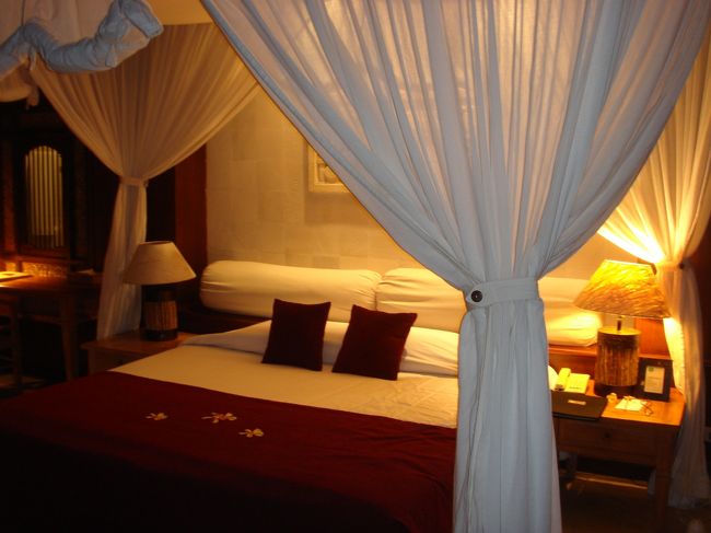 出口にＳＴＷのガイドさんがお出迎え。車でホテルへ。<br />フロントで、ホテルの日本人女性スタッフの方の説明があり、ツアーパッケージのヨガレッスンやマッサージのスケジュールを渡してくれました。<br /><br /><br />部屋はバグース・ジャティのデラックス・ヴィラです。<br />憧れの天蓋付きベッド！<br />