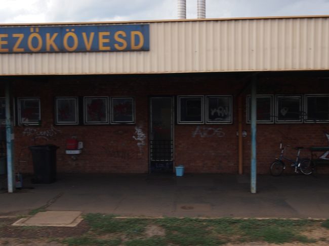 いくつかの　駅に停まります。