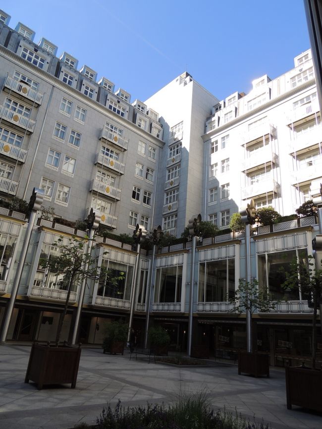 ホテルの中庭スペースのところにあるショッピングエリア<br /><br />まあ朝なのでまだ開いていませんが。