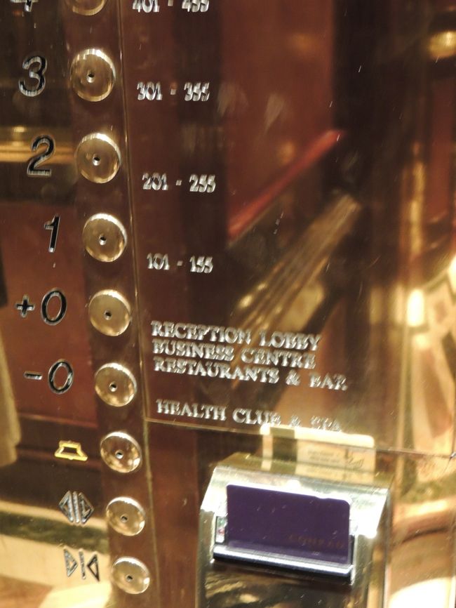 ホテルのエレバーターは宿泊階にキーを使ってアクセスするタイプ<br /><br />今回のブリュッセルでは、1泊目はグランプラスからすぐ側のホテルアミーゴ。観光に立地ばっちり。もう少しカテゴリーの高い部屋に泊まれば良かったかなあとちょっと後悔。コンラッドは、町中から少し離れているので、トラム（もしくは地下鉄）かタクシーを利用することになります。まあアクセスがもうちょっと良かったらいいんだけどねえ。。。<br /><br />まあでも今回の旅行も自分で全て計画を立てた割には、満足満足！！