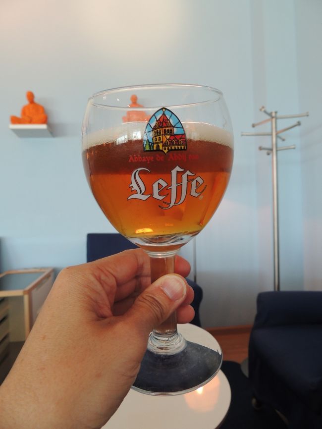 ラウンジ内、結構ガラガラです。<br />さすがにベルギーらしくベルギービールがあります。<br /><br />まずいただいたのはLeffe<br />カンパーイ