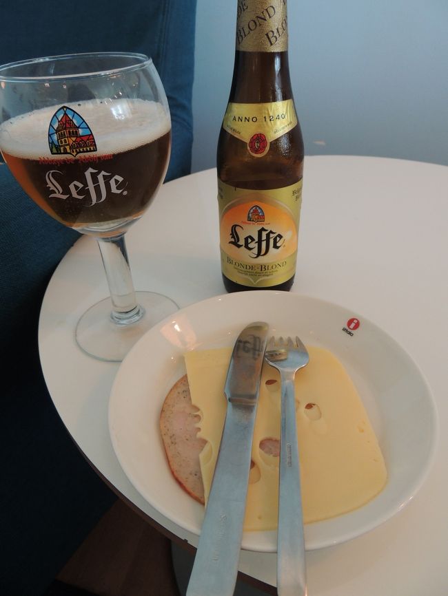 チーズとハムをつまみにいただきます<br /><br />