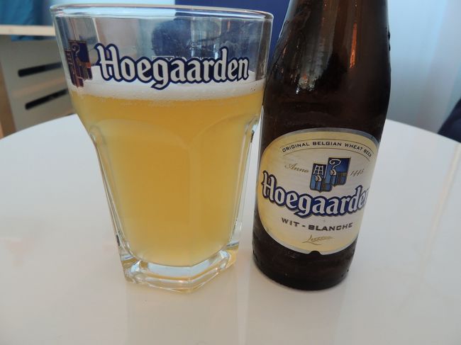 次はこちら<br /><br />Hoegaaden White（ヒューガルデン・ホワイト）<br />コリアンダーやオレンジピールもスパイスとして使用されているらしい。フルーティで苦みは少ないかな