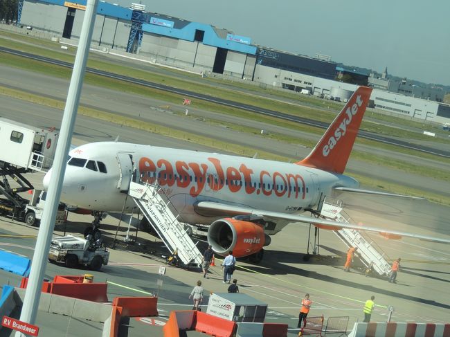 ラウンジでのんびりしていた時、外を見るとあんまり外に見たことない飛行機が。<br /><br />eastjet <br />イギリスに本社がある航空会社みたい