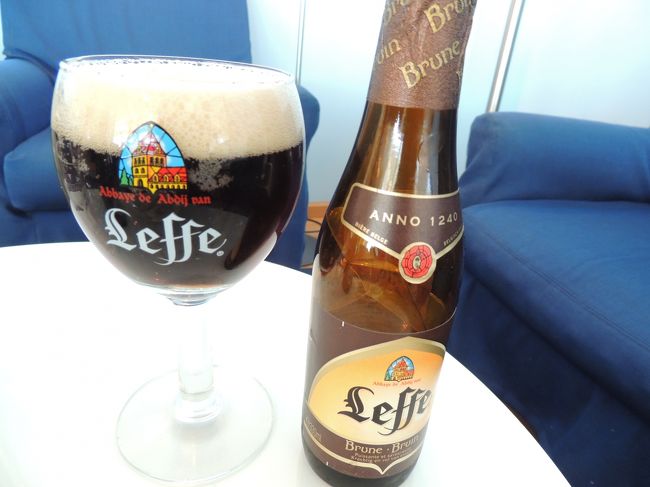 Leffe Brown　です<br /><br />さっき飲んだLeffeの種類違いです<br /><br />焙煎したモルトを使用しているらしく深い茶色をしていてコクがありほのかにフルーツの香りが漂うらしい