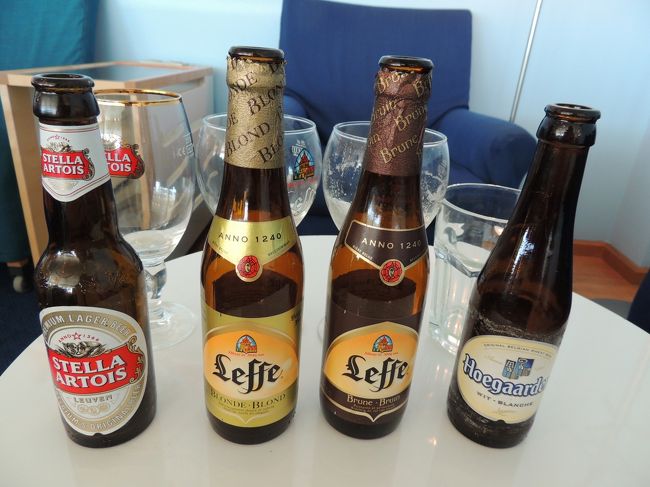 ラウンジで飲んだビールを並べてみました（笑）<br /><br />いやあよく飲みましたねえ<br /><br />グラスがビールのブランドに寄って違うのは空港のラウンジでもそうだったので、いやはやベルギービール、すばらしい〜<br />PCでメールチェック等しながら時間をつぶします