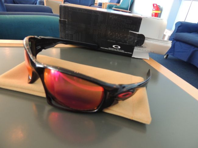 先ほど免税店で購入したオークリーのサングラス<br /><br />（約9日間のこの旅行から）帰国して約１週間後の連休の時、実は知人9人で富士登山予定です（笑；知人には、どんだけ元気なんだ？！とちょいあきれられていますが。。。）その時に使おうと思い購入。2万円切ってたので、たぶんお買い得のはず。。。