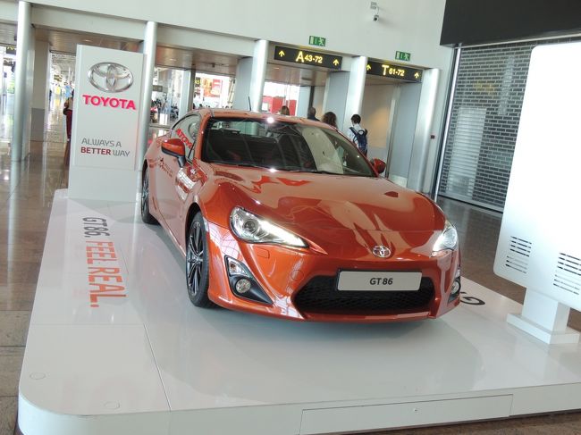 ブリュッセル空港内の出国後の通路にTOYOTA車が展示されていました<br /><br />頑張ってますね<br /><br />赤系の車、好きですねえ。実際、自分も免許を取って以来、赤の車にしか乗っていません（笑）っていっても、現在、免許とっていらい乗り継いだ車は、まだ、3台ですが。現在はベンツの赤。<br />