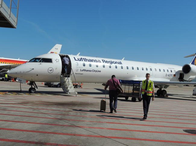 さて搭乗です<br /><br />お〜<br /><br />久しぶりにかなりの小型機。。。<br />いちおう、国際線なんだけどねえ、ルフトハンザさん。。。<br />地上を歩いて乗り込みます