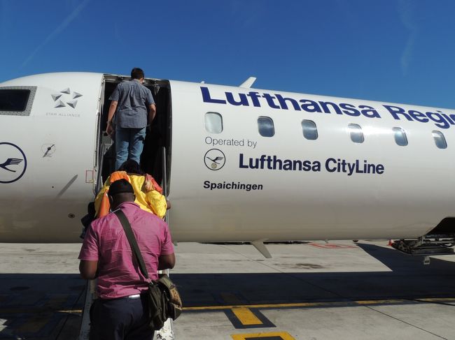 搭乗用の階段もなんだかちょっとしかない。。。<br />大丈夫〜