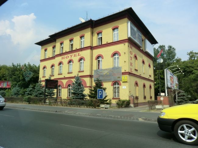 ブダペスト空港から、タクシーでホテルに向かいます。空港のタクシー受付窓口で、行き先を告げると、カードをくれて、タクシーの到着を待ちます。マリオットホテルが２軒あり、地図を出して説明。もう一軒は、マリオット　エグゼクティブ　アパートでした。<br />ホテルまでの、道中タクシーから、町を。きれいな街です。