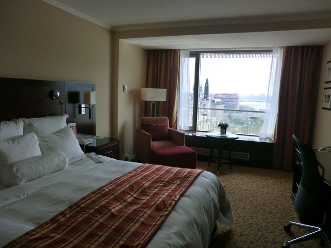 無事ホテルチェックイン。今回は、マリオット　エグゼクティブ　ラウンジ　アクセスの部屋を。朝食、夜のスナック、ワイン、ビールが無料で、Ｎｅｔも無料です。夜も利用しないと、一寸割高です。<br />窓からは、ドナウ川が見えますが、王宮は見えません。でも、ラウンジから、よく見えますからネ。