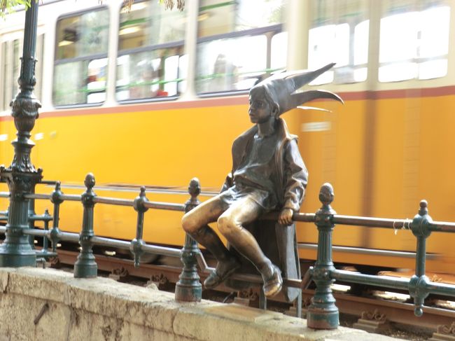 早速、街に出てみます。ホテル前の、トラムの垣根に、こんな彫像が。かわいいですね。