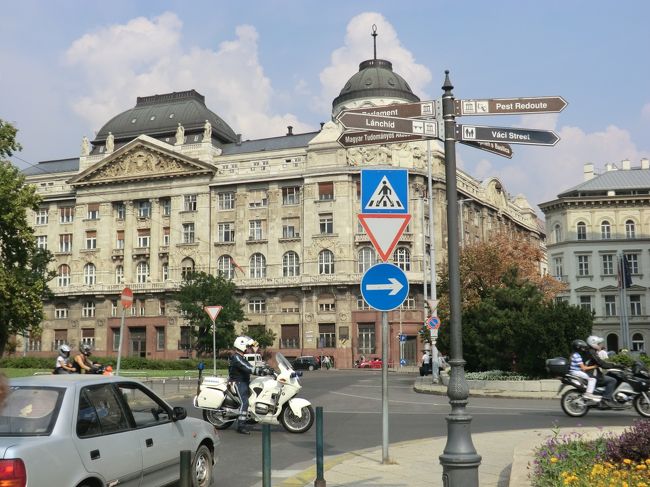 鎖橋方面に５分くらい歩くと、きれいな建物が。フォーシーズンホテルの横です。