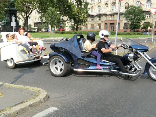 警察の先導で、バイクのパレードです。