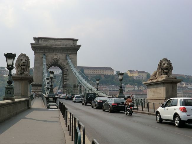 フォーシーズンの正反対方向が、鎖橋です。