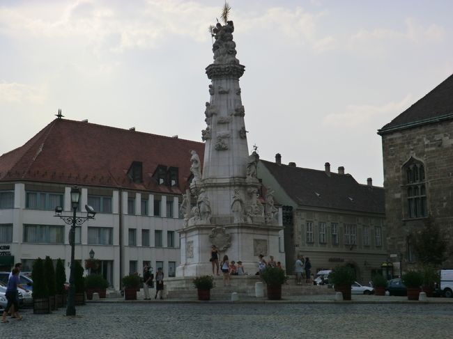 三位一広場にある、三位一体の像です。