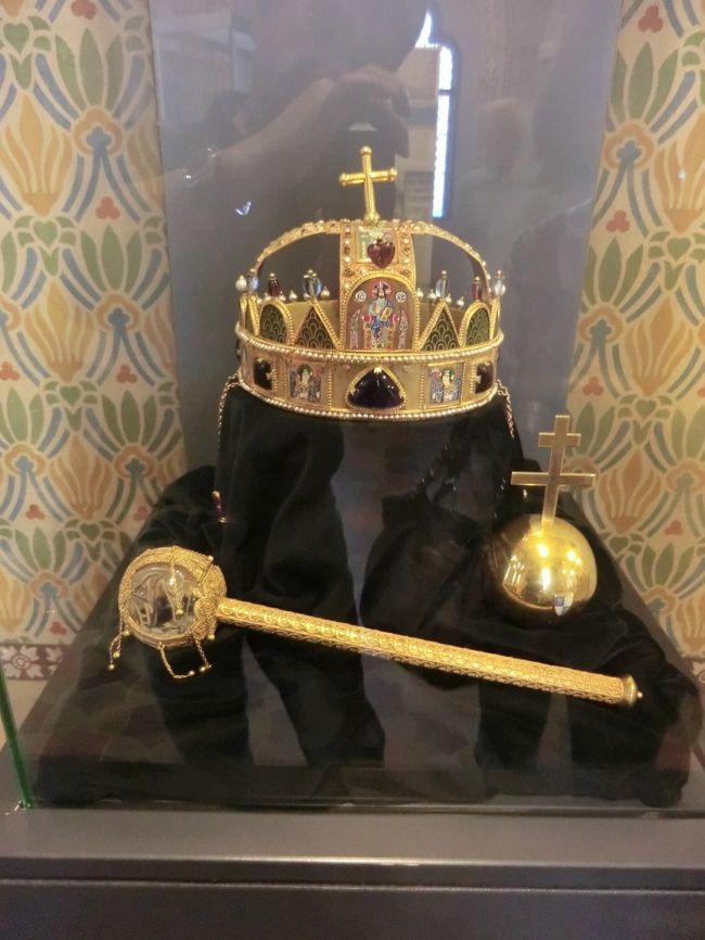 宝物室に行きます。国王の王冠のレプリカだそうです。後日、国会議事堂に本物がありました。