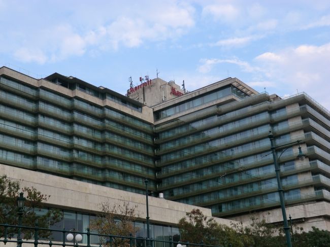 ホテルに戻ります。ホテル外観を、一枚。マリオットブダペストは、ドナウ川に面して、建っています。インターコンチネンタルの隣です。