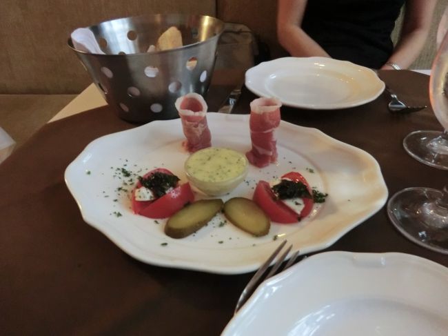 で、初日の夕食は、Tripadvisorで、ランクのよい、Comme Chez Soi,調べると、我が家、となっていました。<br />前菜、これは、期待できる、と。