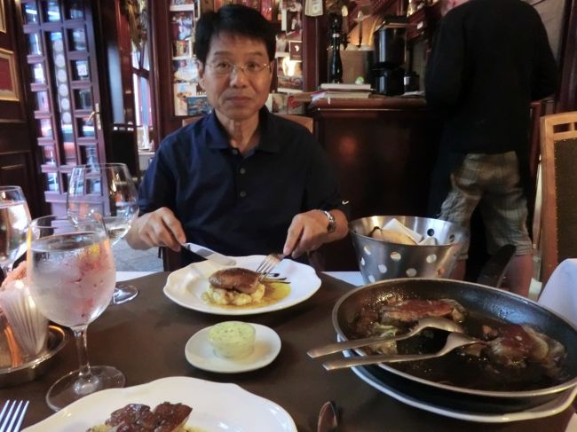 フォアグラを食べます。味が、りんご味で、ぴょん太にとっては、甘すぎでした。それも、フォアグラの量が多すぎます。