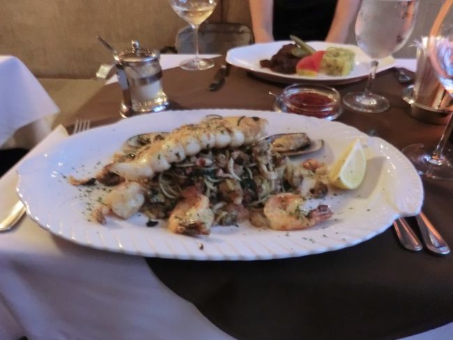 おまけに、お勧めの、イカが乗った、シーフードパスタにしたら、とても食べ切れません。