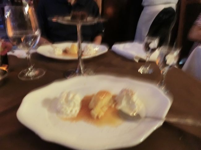 サービスで、デザートが。沢山、サービスが出ますが、これは予め、定価に含まれているのでしょうかね？写真ぶれて失礼します。