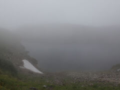 14:41
霧の中、みくりが池が見えてきました。
手前の白いものは万年雪です。