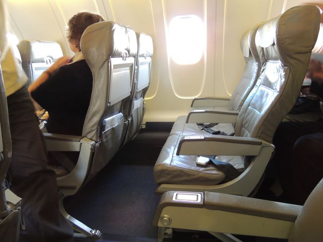 ビジネスクラス<br /><br />座席配置は2X2<br />やはり狭い。。。