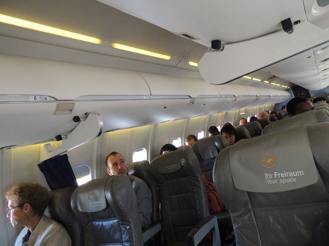 後ろを見てみると、左側の少し見えるカーテンの前がビジネスクラス、その後ろがエコノミークラス<br /><br />見てわかるようにエコノミークラスも2X2の座席配置です