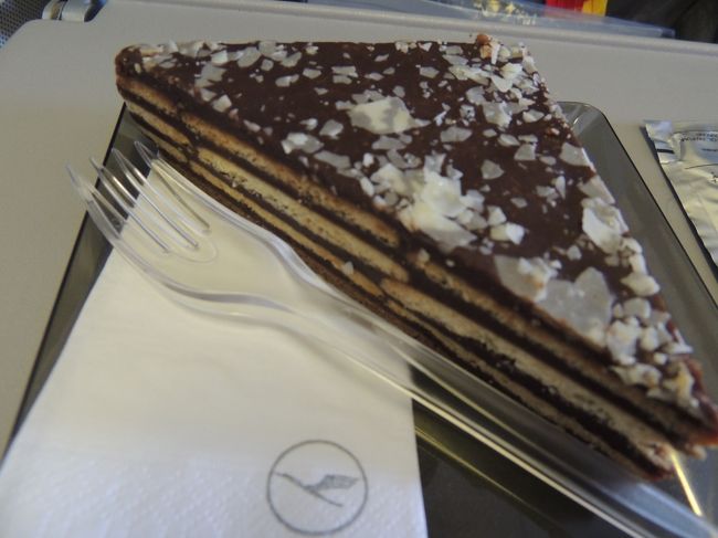 いけませんねえ<br /><br />もう既に午後3時くらいだというのに、食べた固形物は、ラウンジで食べた少量のチーズ&amp;ハムとこの機内でいただいたスイーツ達。。。<br />それ以外はすべて飲み物<br />ビールを既にラウンジで4種類飲んでいるのでかなりのカロリーは取ってますけど、ザ・休暇の食事って感じでしょうか<br />（毎日こんな生活してたら、肝臓やられちゃう（笑）<br />チョコケーキは、もちろん完食ですけどね。。。<br /><br />帰国したらいつもの健康な食生活に戻しましょう（笑）