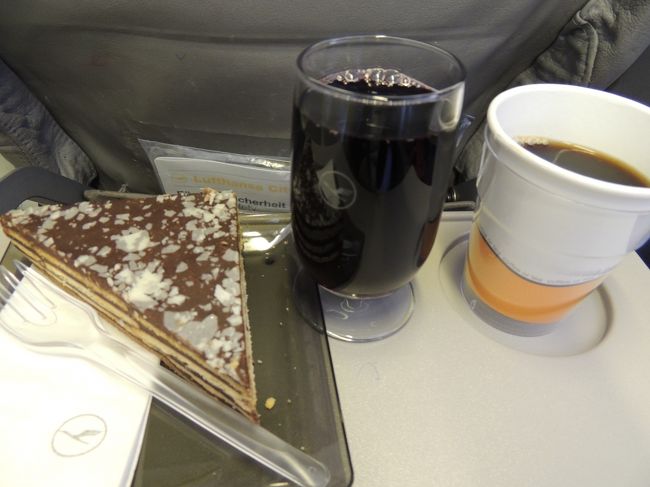 安定飛行に入ってから、さっきのカーテンが閉められ、ドリンクとケーキのサービスがありました<br /><br />じゃーん、チョコケーキ<br /><br />真ん中の赤黒い色の飲み物は赤ワイン<br />まだ飲むかって感じですね（笑）