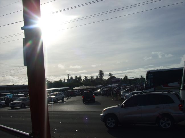 まずは朝市へ。<br /><br />たくさんショッピングするつもりが、２人して腹痛(´；ω；｀)<br />トイレ探しに時間がかかって、あまりショッピングできなかった↓<br />でも可愛いタンクトップとパンツのセットをGET♪<br />ちなみに母と色違いです(笑)<br /><br />ここで偶然恋人岬であった現地のお兄さんと再会しました(*^_^*)