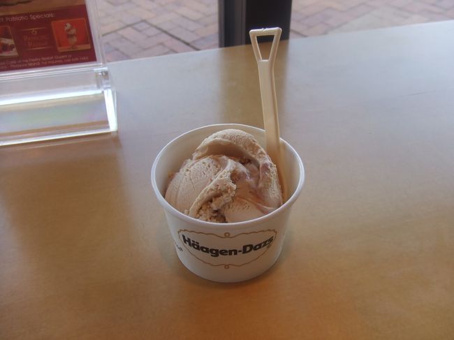 一度ホテルに戻り、ハーゲンダッツのお店へ。<br />美味しかった。