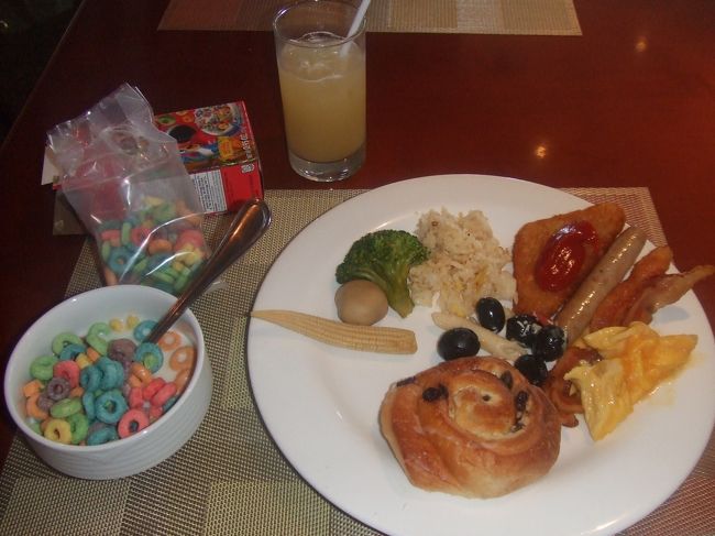 一旦航空会社が用意したホテルへ行き、朝食を食べました。<br /><br />前日ツアーのため早起きしたので、この時すでに２４時間以上寝ていません。