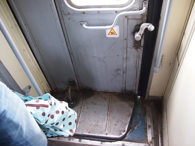 列車が　停車するのを待ちます。<br /><br />足元の床、ドアを開けると　上に跳ね上がるので　注意、です。