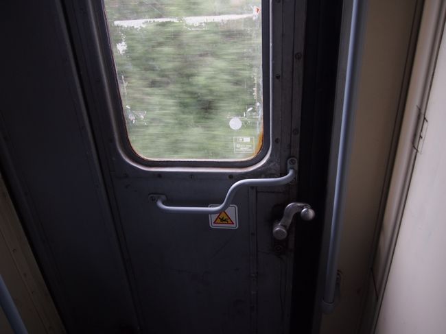 手動で　扉を開けます。<br /><br />殆どの　欧州の在来線は　手動開閉です。