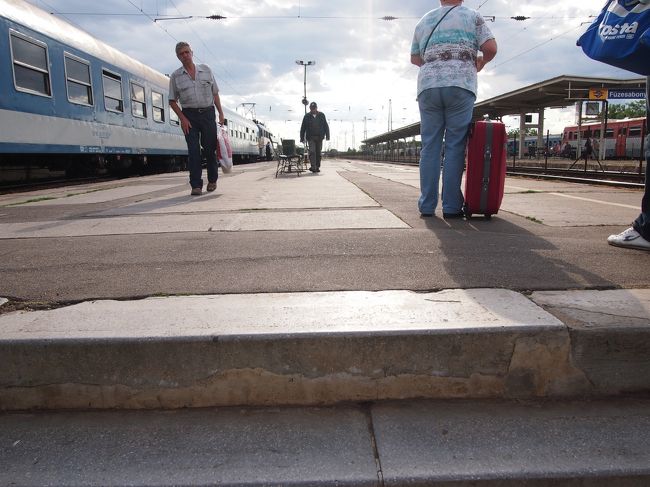 さて　乗り換えですが　何番ホームか分かりません。<br /><br />とりあえず　ホーム下の通路へ　下りてみます。