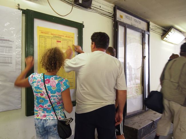 乗客のほとんどが　この乗り換え案内表を確認しています。