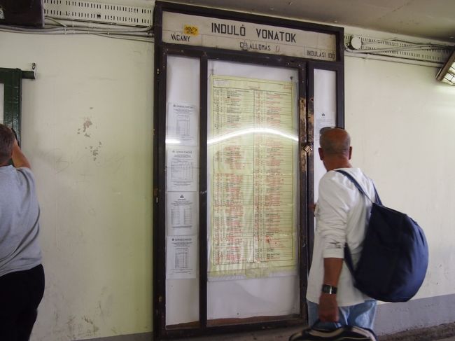 エゲル行きの列車を見つけ　ふられている番号を確認します。