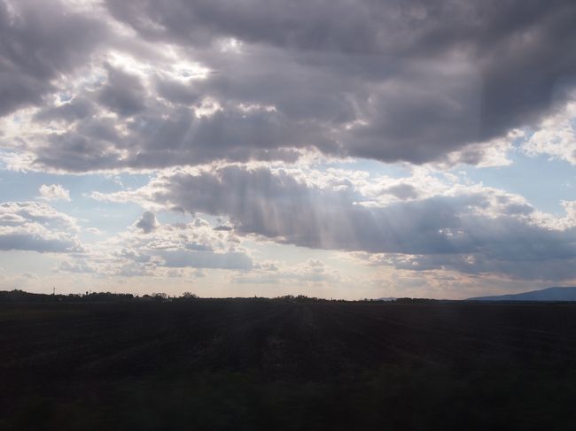 日が　陰りだしました。　雲間から差し込む　陽光が　夕刻を現しています。<br />ワイン　買えるんだろうか・・・そればかりが気になります。<br /><br />とっくに　エゲル城や　街の観光は　諦めています。<br />シツコイですが　ワインさえ買えれば　文句言いません。