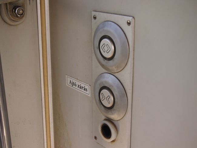 ボタンを押して　ドアーを開けます。